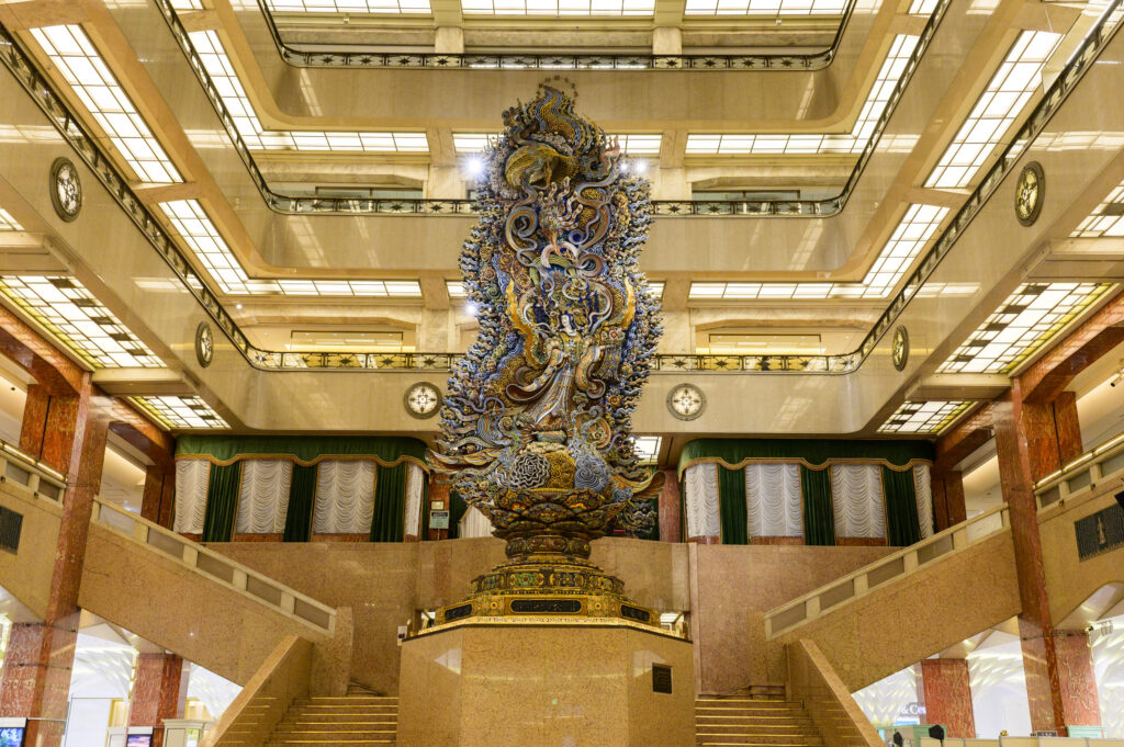 本館1階中央ホールから吹抜け5階に届くように大きくそびえたつ天女(まごころ)像